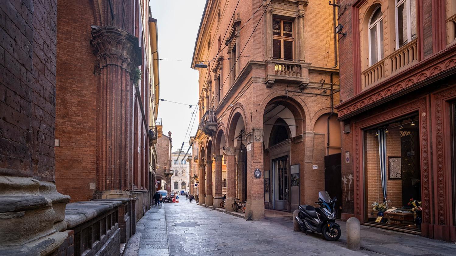 House Of Magic - Due Torri Lägenhet Bologna Exteriör bild